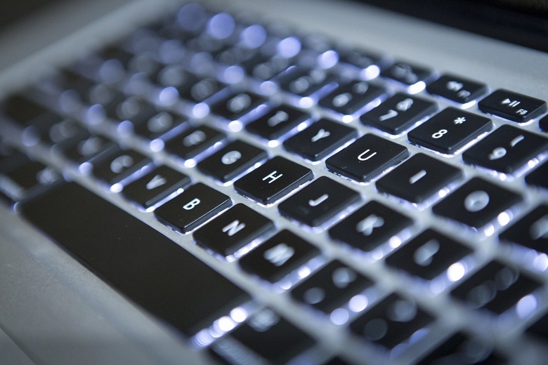 Apple отремонтирует «залипающие» клавиатуры MacBook и MacBook Pro