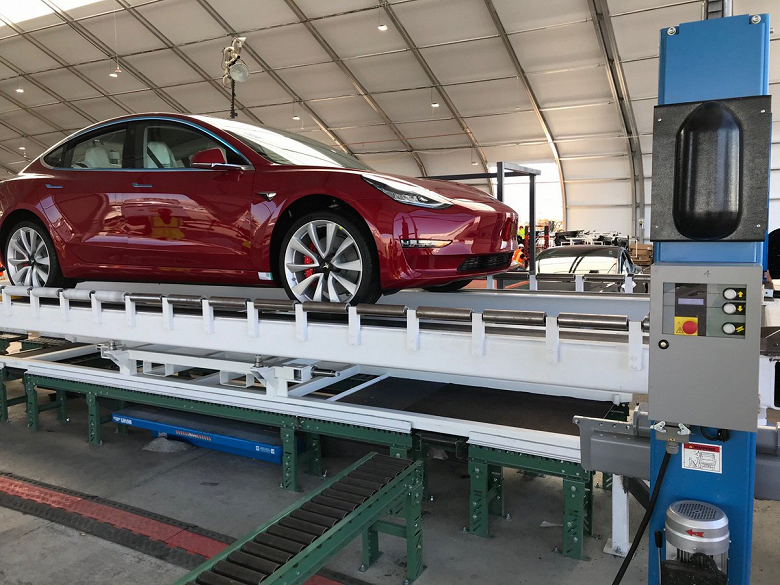 Tesla строит гигантские «палатки» для того, чтобы нарастить темпы производства Model 3