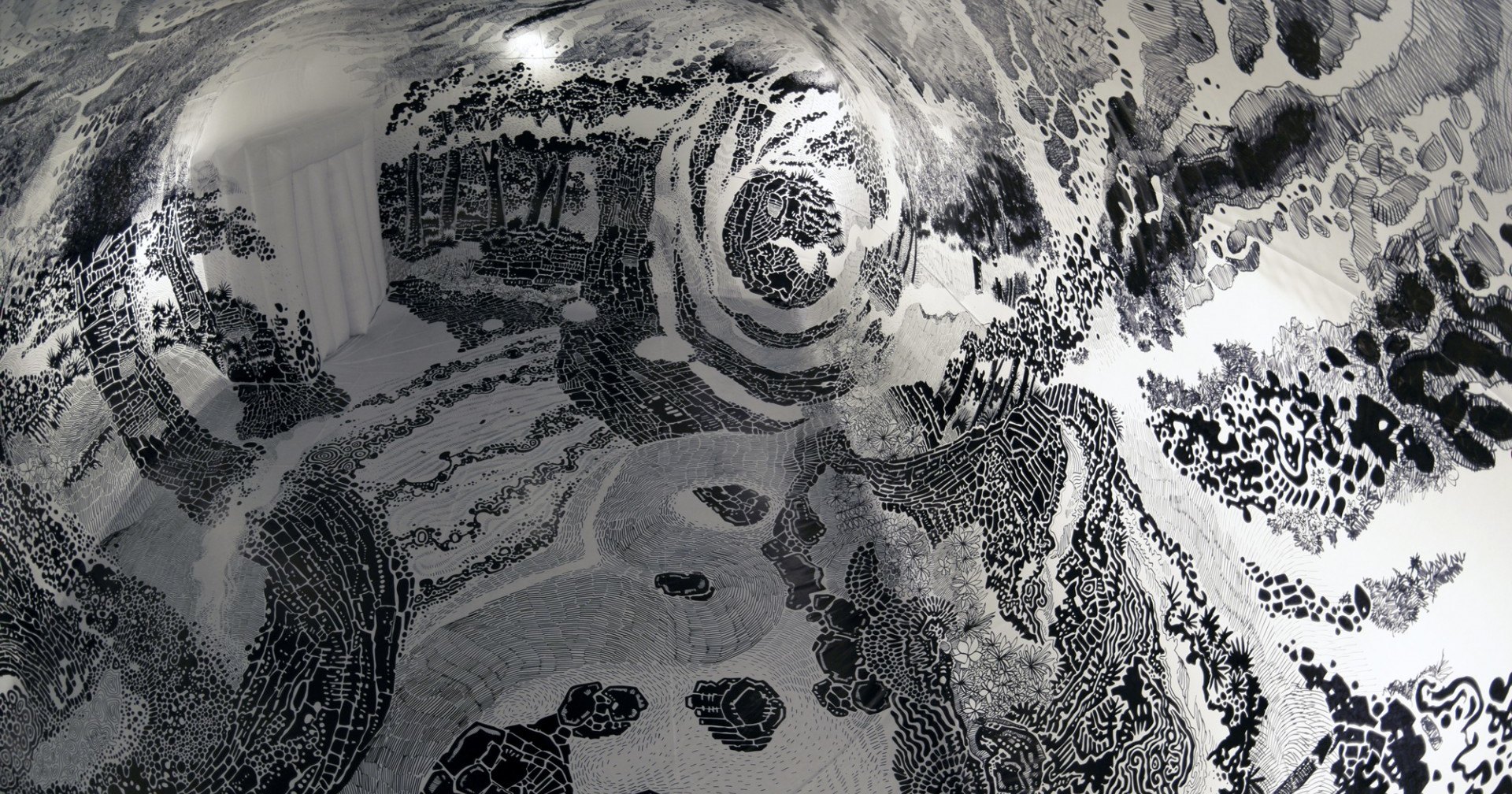 Художник создал объемную панораму внутри огромного надувного шара
