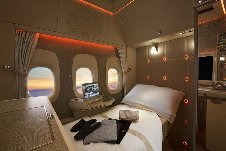 Emirates Airline тестирует самолет с экранами OLED вместо иллюминаторов