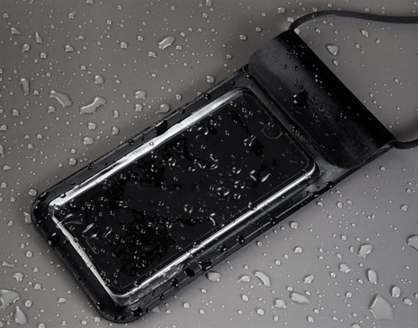 Xiaomi выпустила водонепроницаемый чехол для смартфонов с экранами диагональю не более 6 дюймов