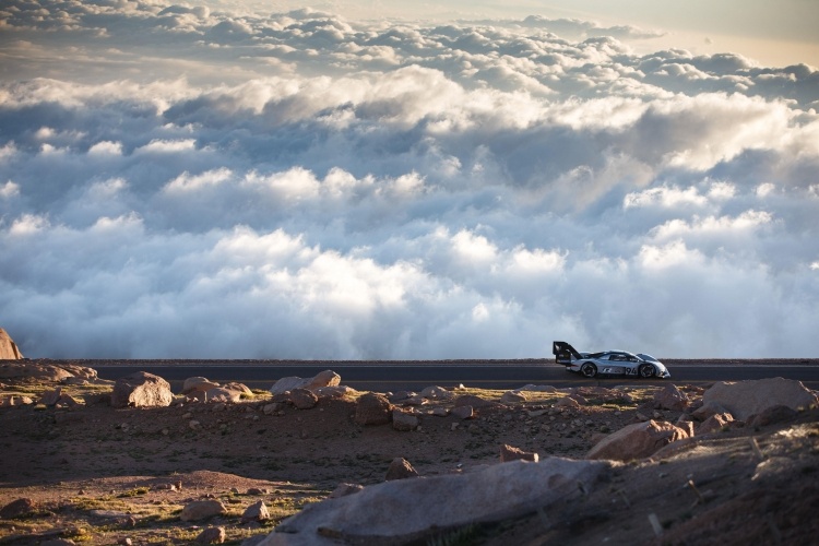 Электромобиль Volkswagen I.D. R Pikes Peak установил рекорд горной трассы Пайкс-Пик