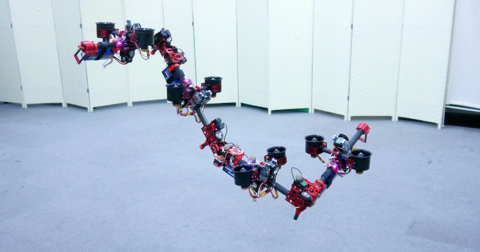 Японцы создали летающего «дракона», состоящего из независимых частей