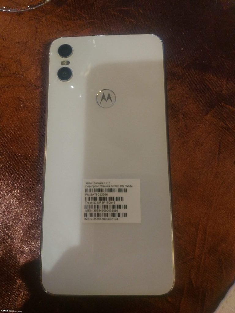 Белый смартфон Motorola One замечен на новых фотографиях