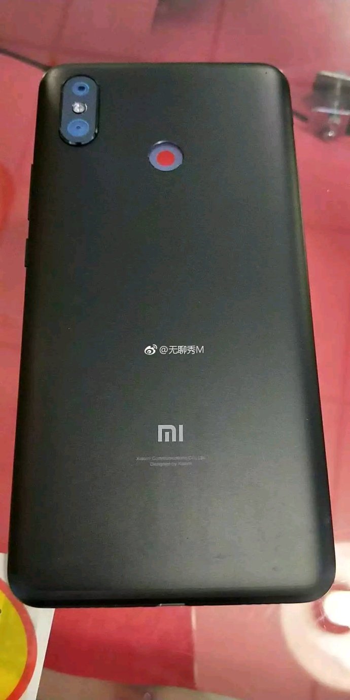 Огромный Xiaomi Mi Max 3 показался на живых фото - 1
