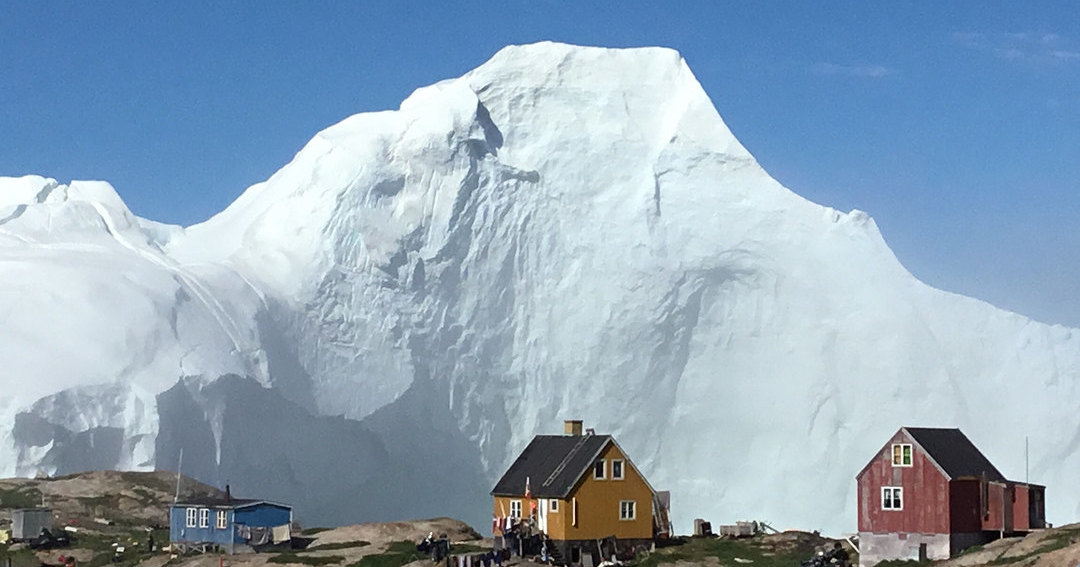 Целую деревню эвакуировали из-за айсберга