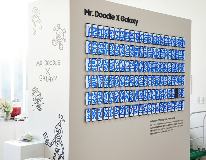 На видеостене из 132 смартфонов Galaxy Note 8 в галерее «мистера Дудла» демонстрируется его работа, созданная пером S Pen