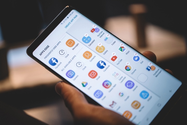 Samsung может выпустить смартфон со складным экраном в начале 2019 года