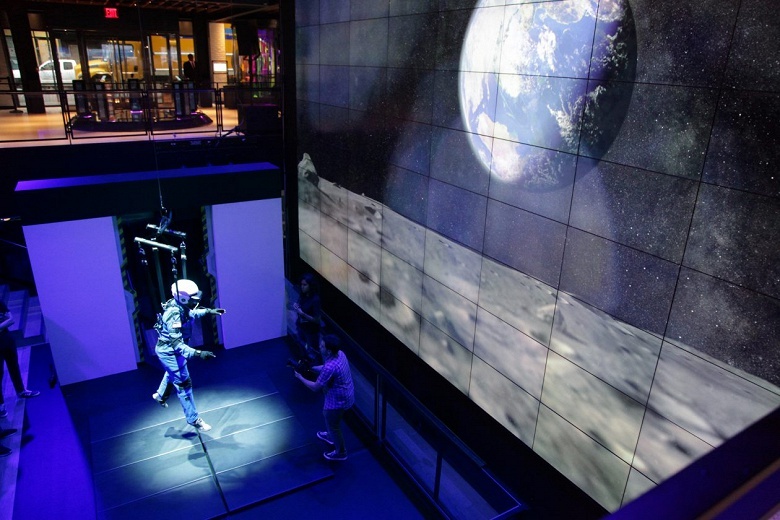 Samsung использовала тренажёр NASA для создания симулятора астронавта на Луне 