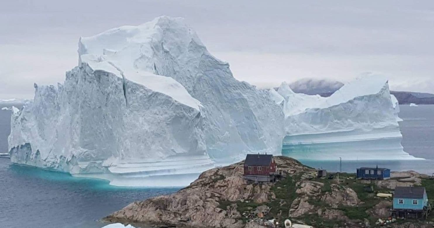 Огромный айсберг угрожает затопить деревню в Гренландии
