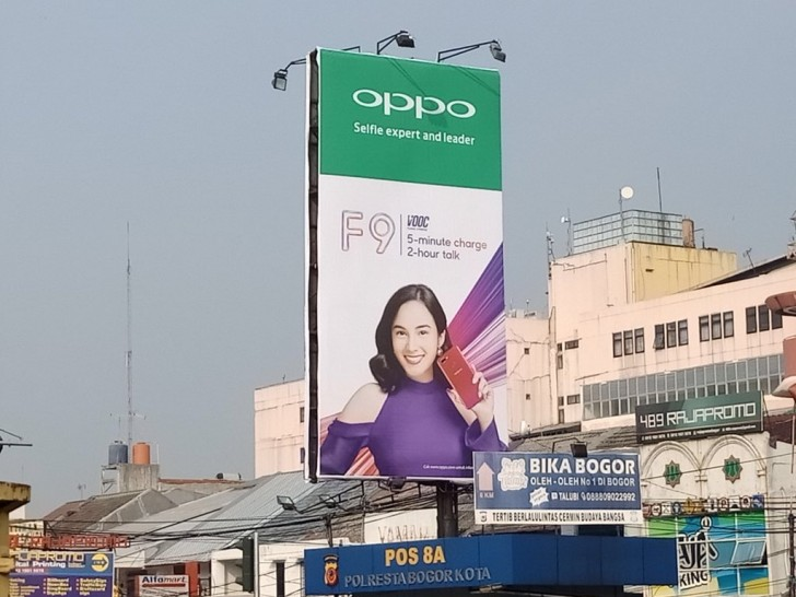 Пятиминутной зарядки хватает селфифону Oppo F9 для двух часов разговоров