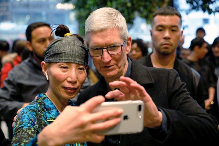 Глава Apple назвал капитализацию в $1 трлн вехой, но не целью