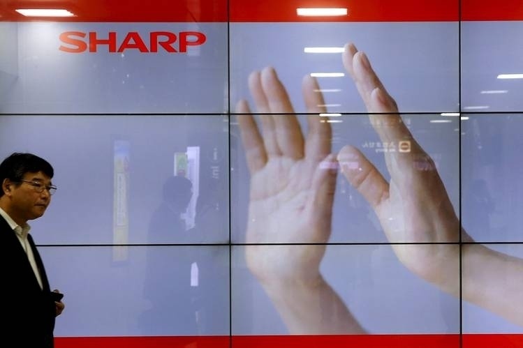 Первые смартфоны Sharp с экранами OLED выйдут в третьем квартале