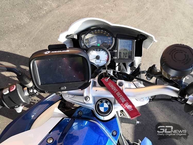 Навигатор Neoline Moto 2 для мотоцикла не боится ни дождя, ни пыльной бури
