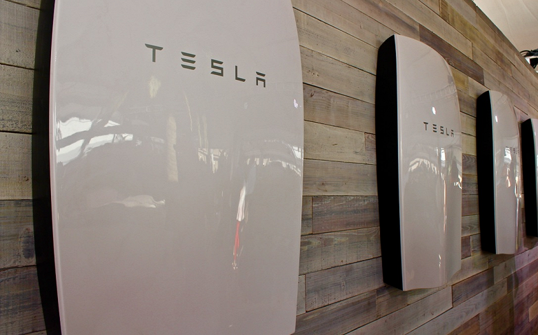 Домашние аккумуляторы Tesla Powerwall получили грозовой режим Storm Watch