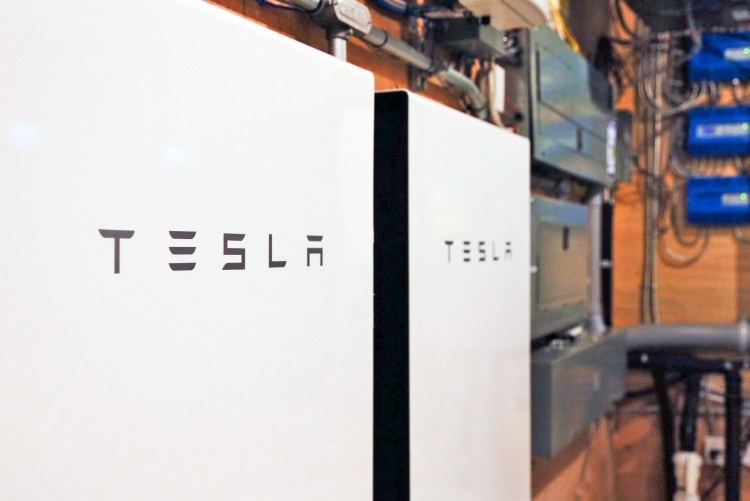 Новая функция батареи Tesla Powerwall поможет лучше подготовиться к непогоде