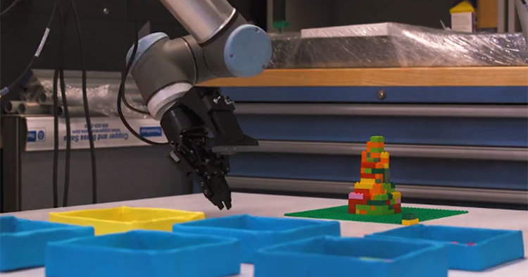 Робот учится собирать LEGO, и это не игрушки