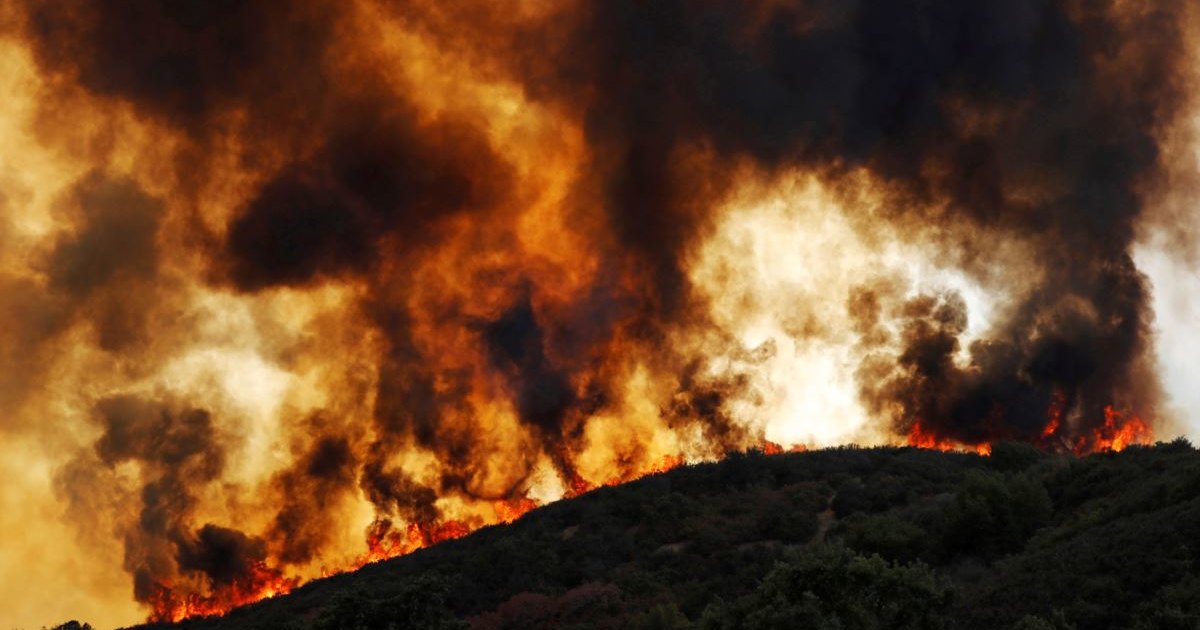 Пожар «Карр» в Калифорнии: на самолете сквозь огненный ад