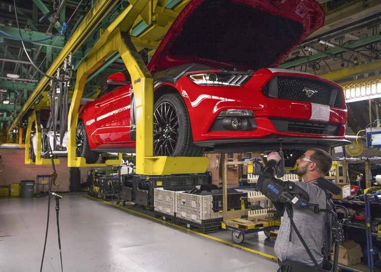 Ford начинает массовое внедрение экзоскелетов на своих предприятиях