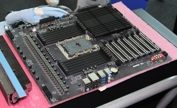 Для 28-ядерных процессоров Intel выпустит чипсет Intel X599