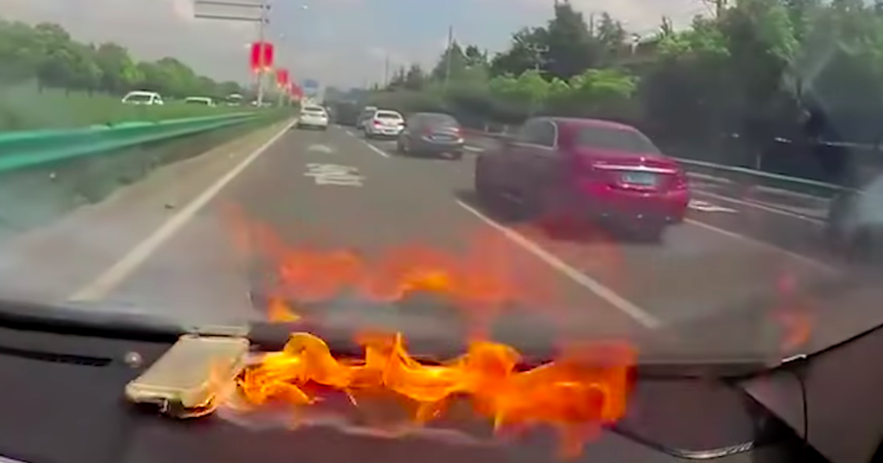 У китаянки в автомобиле взорвался iPhone