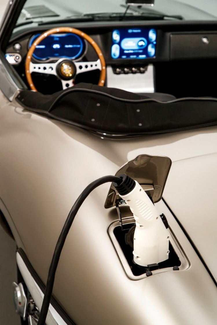 Спорткар Jaguar E-type переродится в виде электромобиля