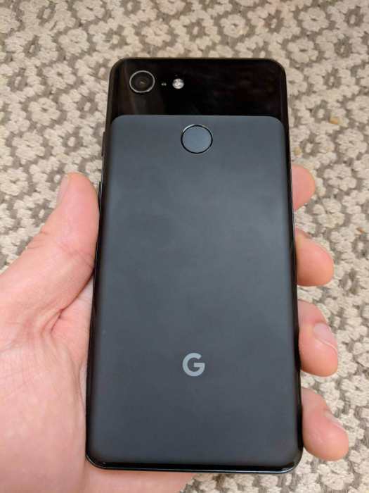 Смартфон Google Pixel 3 показали на живых фото