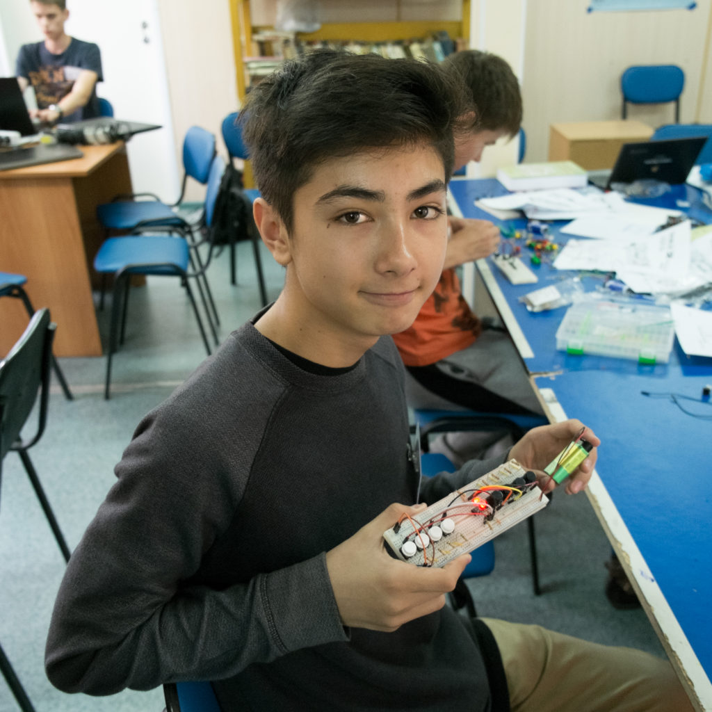 Японские феи показывают работу master-slave триггера в новой манге по цифровой электронике - 5 Японские феи показывают работу master-slave триггера в новой манге по цифровой электронике - 5