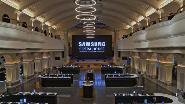 Samsung восстановила здание оперного театра в Индии и разместила в нём свой самый большой фирменный магазин