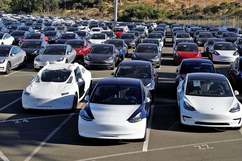 Tesla убирает из ассортимента два цвета для своих авто ради оптимизации производства
