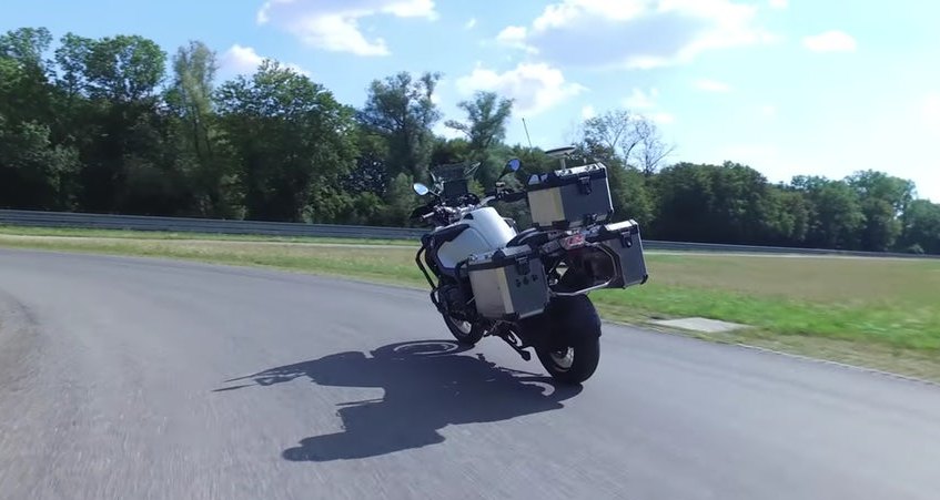 Беспилотный мотоцикл BMW едет по треку: видео