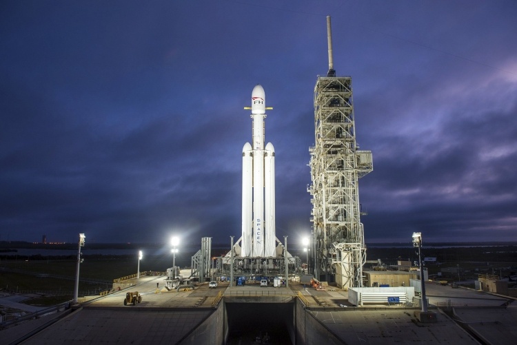 SpaceX подписала контракт с первым туристом на полёт вокруг Луны