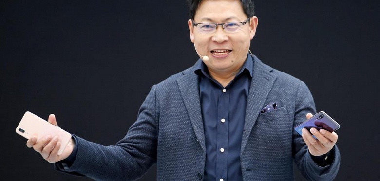 Глава Huawei пообещал складной смартфон с гибким экраном в течение года - 1