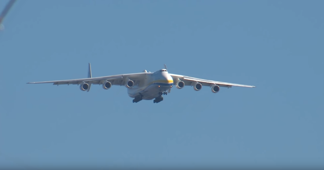 Как приземляется самый большой самолет в мире: видео