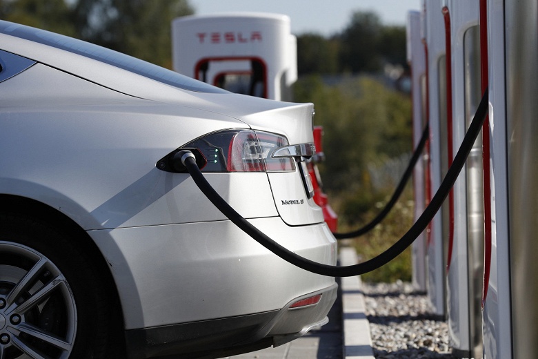 Tesla больше не предлагает пожизненную бесплатную зарядку
