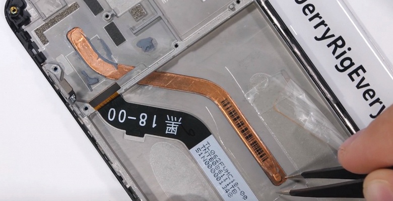 Дешёвый флагман Xiaomi Pocophone F1 располагает тепловой трубкой для охлаждения платформы