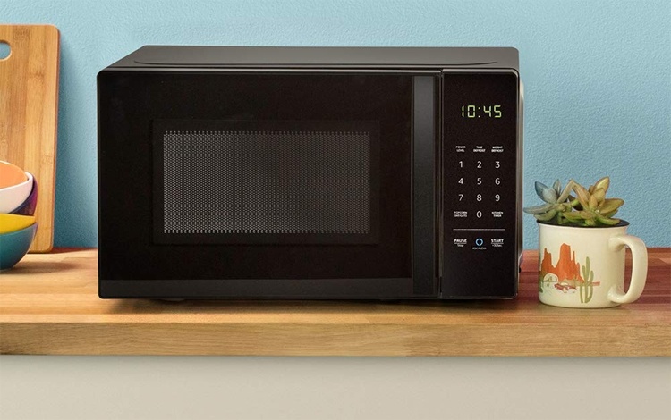 AmazonBasics Microwave: СВЧ-печь с управлением посредством Alexa