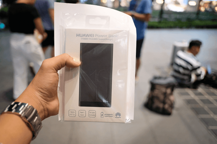 Huawei вновь потроллила Apple, подарив стоящим в очереди за iPhone XS и XS Max резервные аккумуляторы