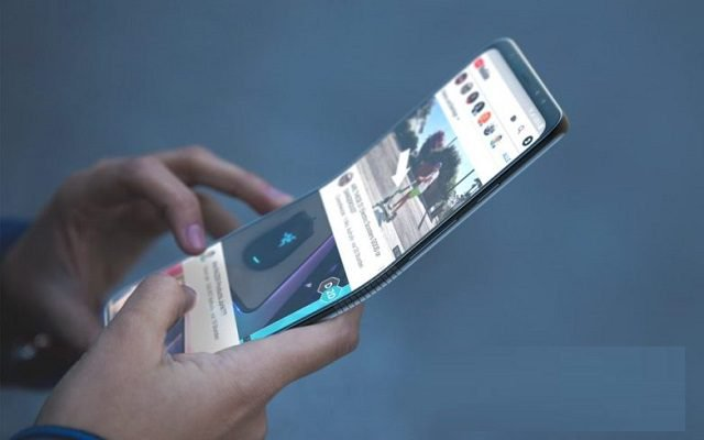 «Будущее здесь» — рекламный слоган первого смартфона Samsung со сгибающимся экраном