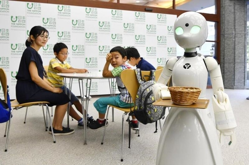 Роботы-официанты, управляемые людьми с ограниченными возможностями