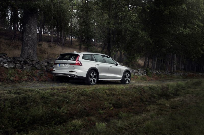 Volvo показала новый V60 Cross Country