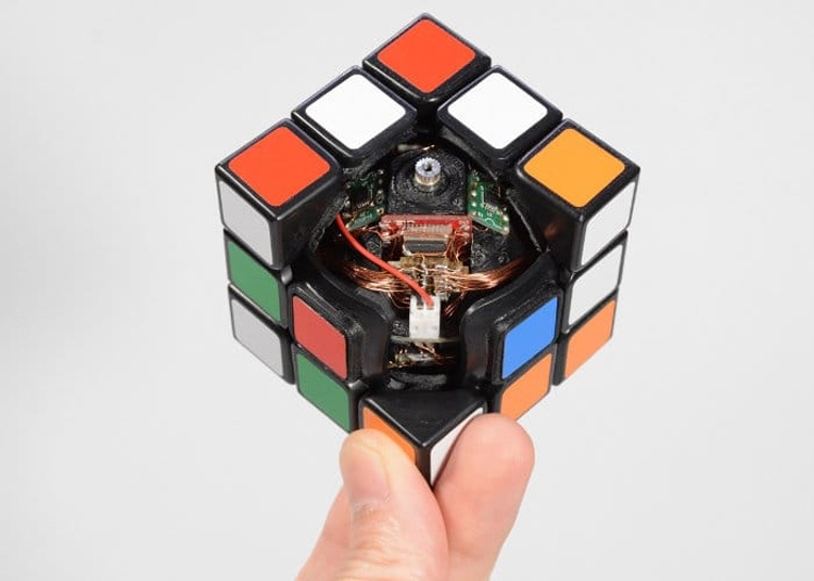 Видео дня: самособирающийся Кубик Рубика