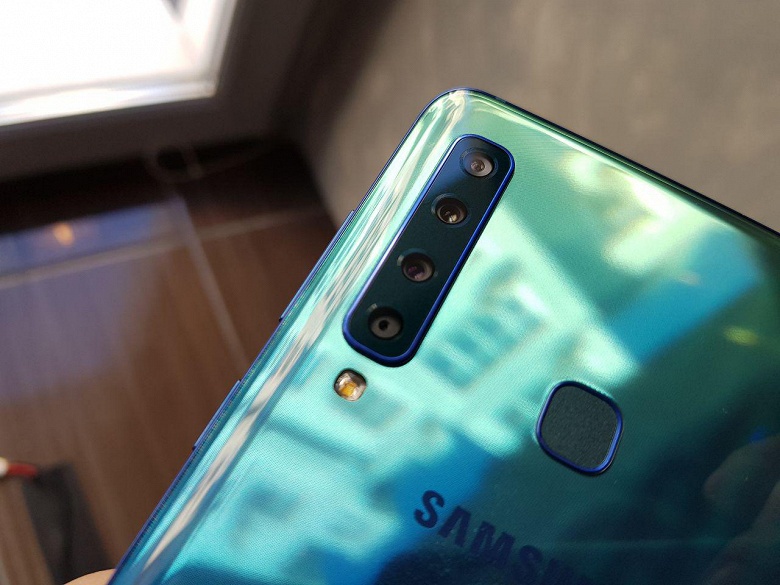 Первый в мире четырехкамерный смартфон Samsung Galaxy A9 оценили в 39 990 рублей