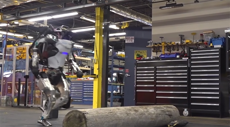 Видео дня: робот Boston Dynamics Atlas демонстрирует навыки «паркура»