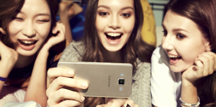Samsung хочет спрятать селфи-камеру за экран смартфонов