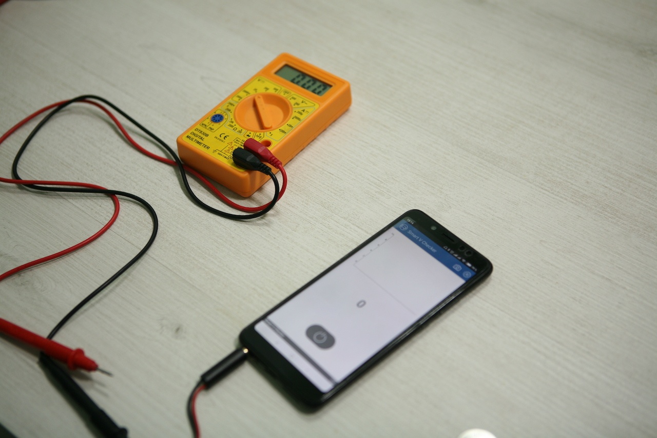Вольтметр для батареек: карманный гаджет для смартфона с «крокодильчиками» - 1