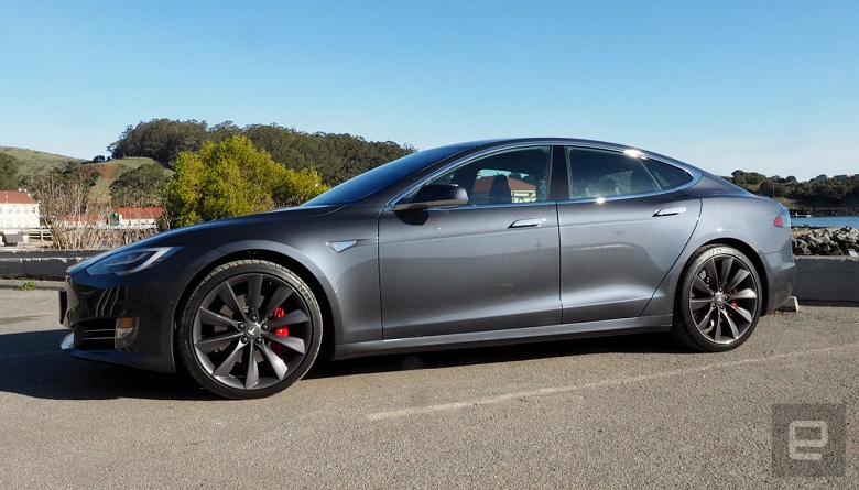 Tesla больше не будет предлагать опцию «полностью самоуправляемого движения»