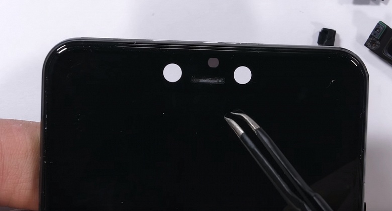 Разборка смартфона Google Pixel 3 XL блогером JerryRigEverything объясняет, откуда у аппарата такая огромная «чёлка»