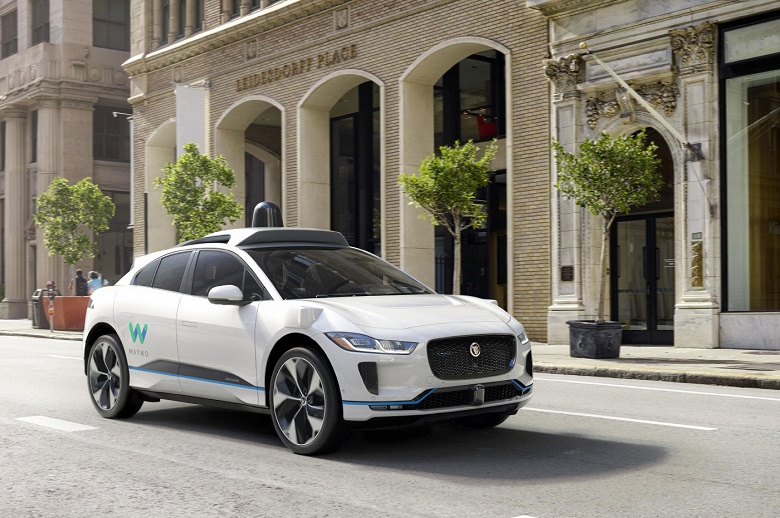 Беспилотный автомобиль Waymo попал в аварию из-за того, что водитель взял управление на себя