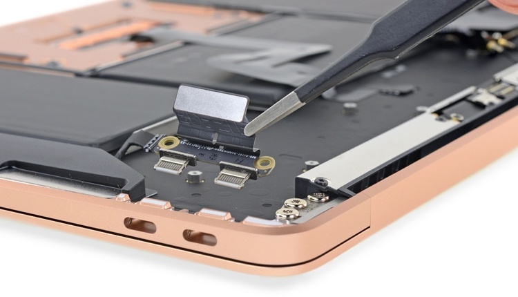 Что скрывает MacBook Air: новый ноутбук Apple препарирован